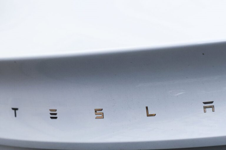 Tesla очолила рейтинг вживаних авто в Україні