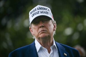 Трамп обвалив долар до значень 2022 року