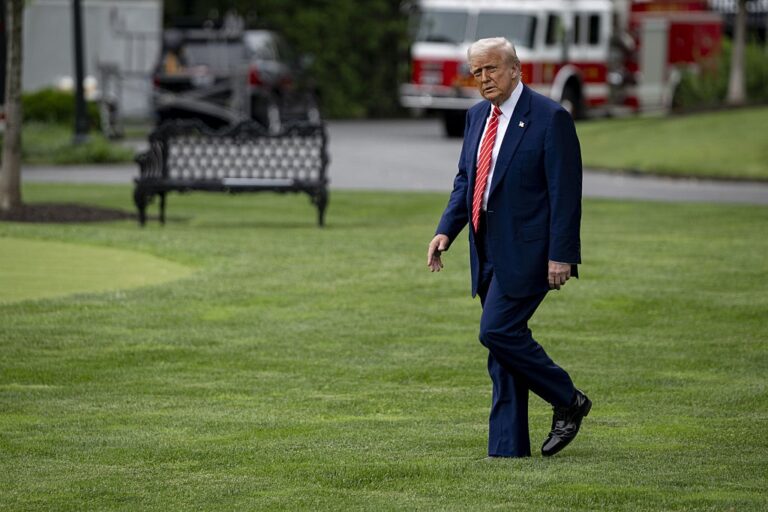 Трамп поширив конспірологію про “заміну Байдена роботом”