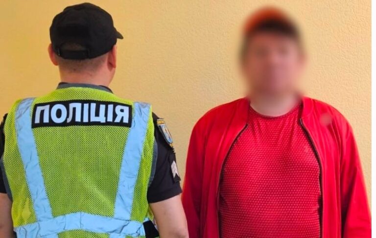 У Києві 49-річний чоловік катався між вагонами метро
