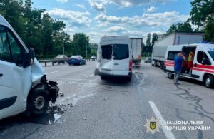 У Києві мікроавтобус протаранив авто, постраждали діти