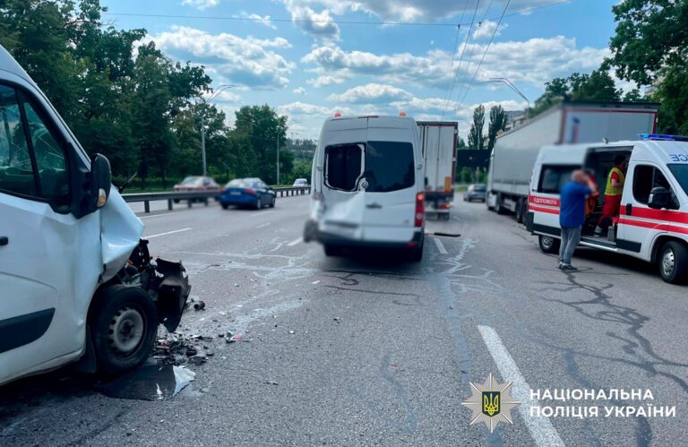 У Києві мікроавтобус протаранив авто, постраждали діти