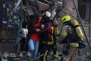 Удар по Києву: зруйнований під’їзд, є загиблі