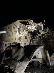 Удар по Краматорську: під завалами будинку перебувають люди