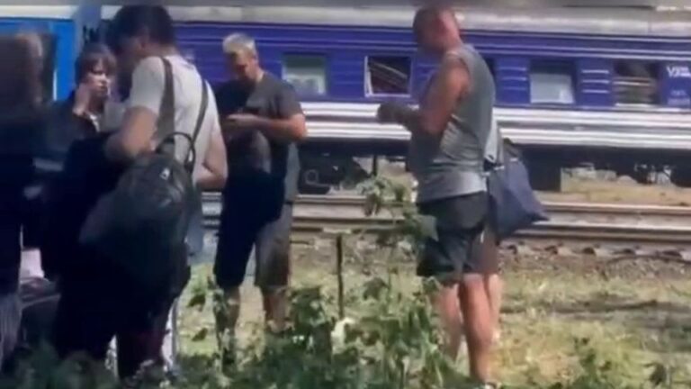 Укралізниця повідомила про збій в русі потягів через удар рашистів