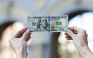 Українці почали активніше купували валюту у травні