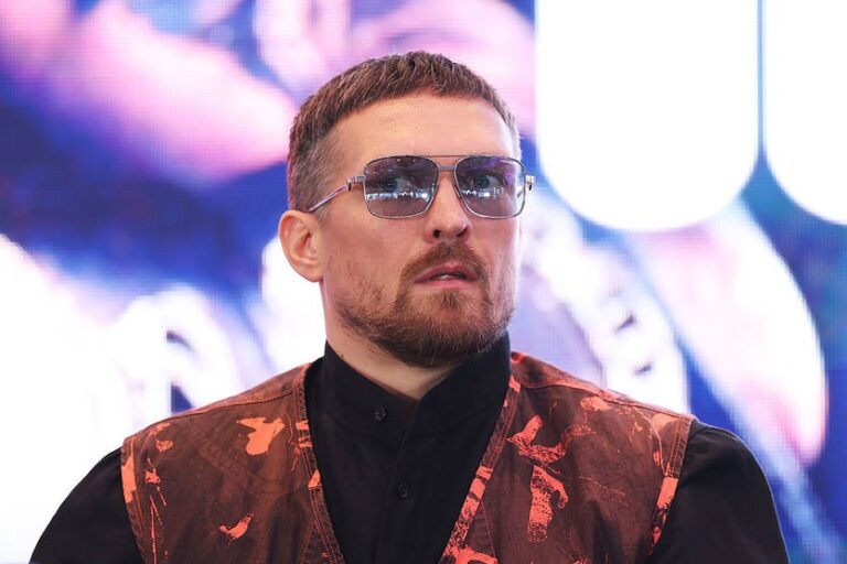Усик відповів на питання про своє майбутнє в політиці