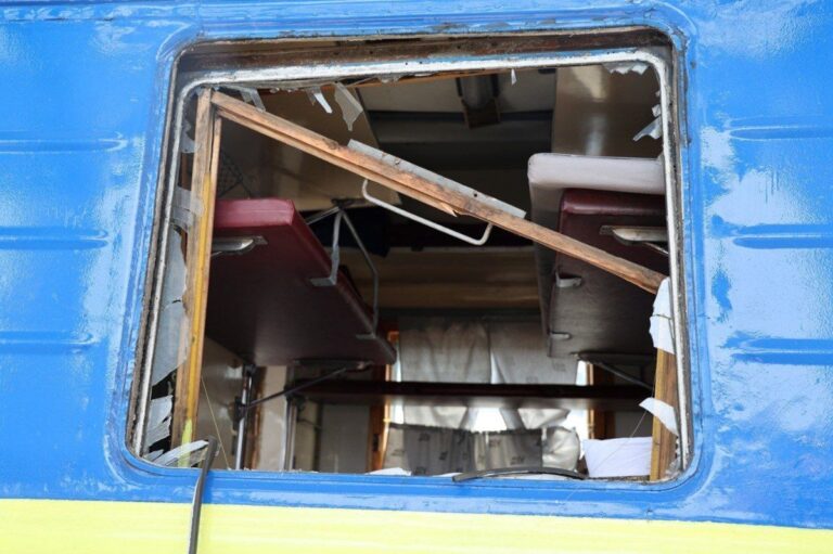 УЗ пояснила, чому не зупиняє потяги під час атак