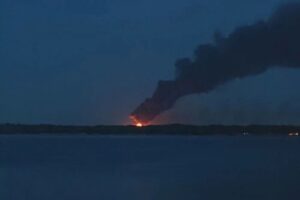 В російському Енгельсі після атаки третій день палає нафтобаза