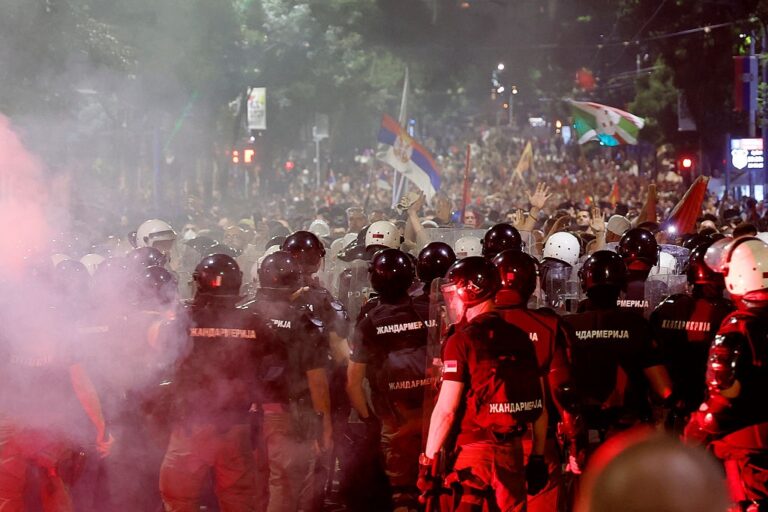 В Сербії спалахнули масові протести, що переросли в сутички