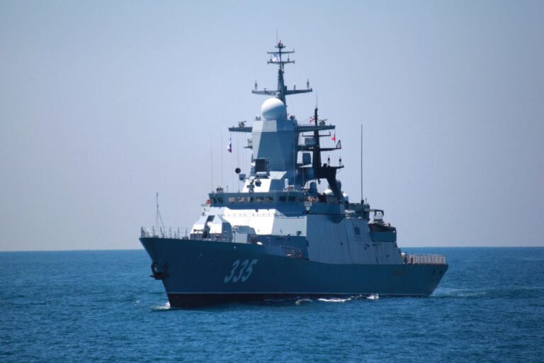 Військові кораблі РФ почали супроводжувати “тіньові” танкери через Ла-Манш