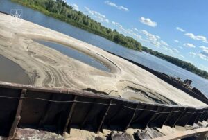 Екошкода на 6 млн: на Київщині викрили незаконний видобуток піску з Десни