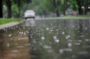 Помірні дощі, подекуди грози – погода на вихідні