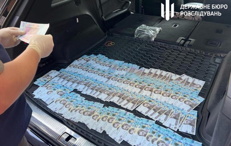 Посадовця податкової на Хмельниччині зловили на хабарі