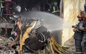 У Бангладеші винищувач упав на дах коледжу
