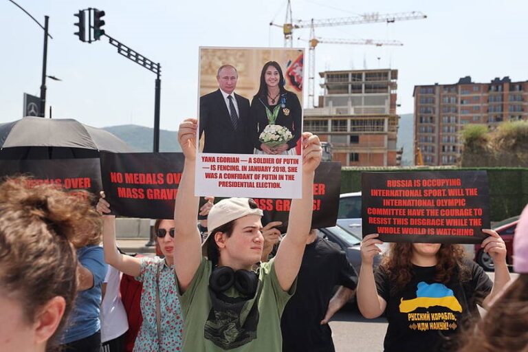 У Грузії вийшли на протести проти “цих свиней, росіян” на ЧС з фехтування