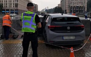 У Києві електромобіль влетів у підземний перехід, водія госпіталізовано