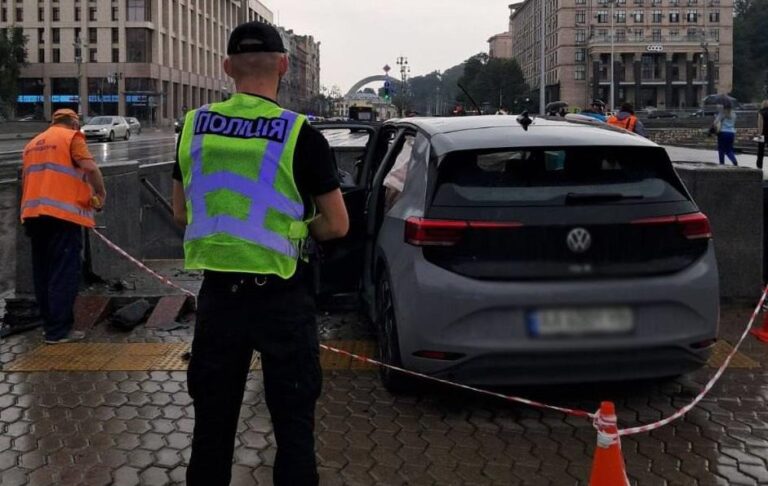 У Києві електромобіль влетів у підземний перехід, водія госпіталізовано
