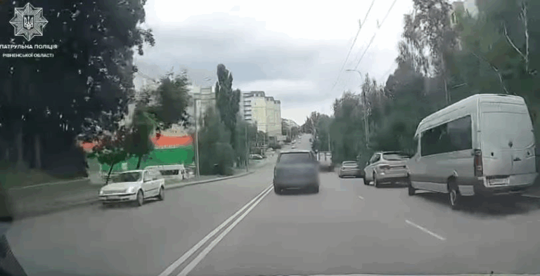 У Рівному п’яний водій врізався в магазин, тікаючи від патрульних