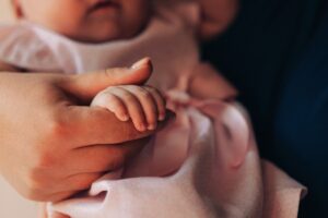 Уряд погодив збільшення допомоги при народження дитини