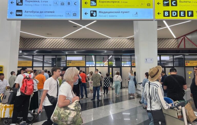 В аеропортах Москви триває колапс через дрони: пасажирам видають килимки