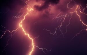 В Індії від ударів блискавок за два дні загинули понад 30 людей