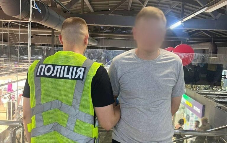 В ТЦ Києва сталася поножовщина: поліція затримала підозрюваного