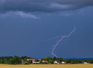 В Україні оголосили жовтий рівень небезпеки через грози