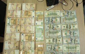 В українця вилучили велику суму валюти на кордоні