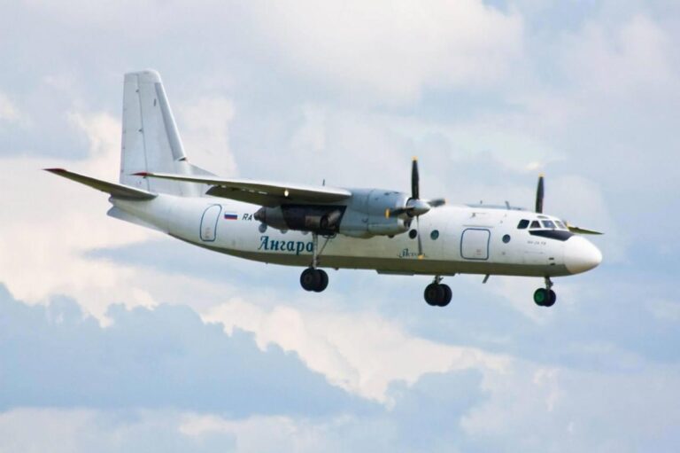 З’явилося відео падіння літака Ан-24 у Росії