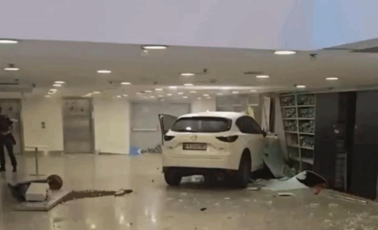Автомобіль влетів у ТРЦ Ocean Plaza в Києві