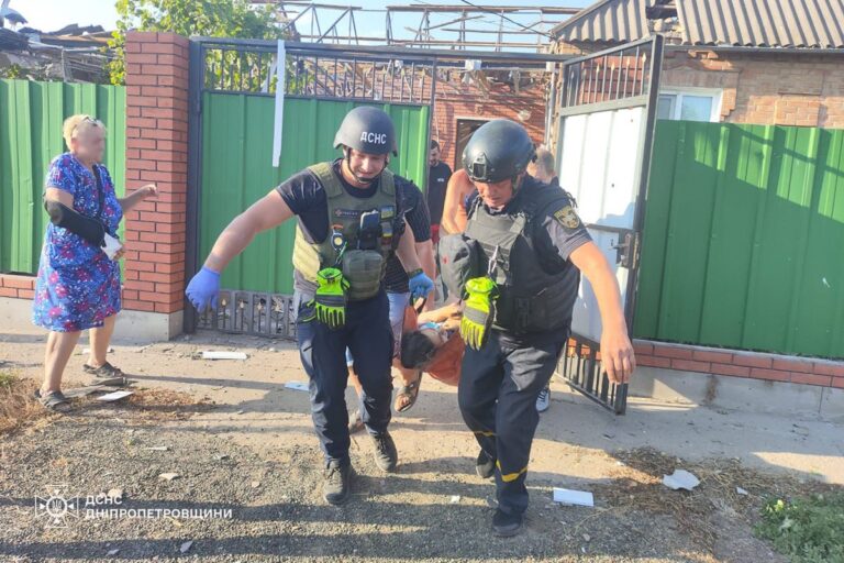 Росіяни вдарили з артилерії по Дніпропетровщині, є постраждалі