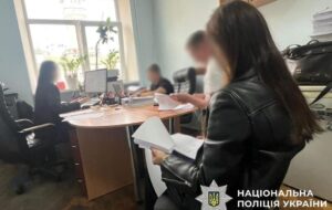 Судитимуть нотаріуса, яка з-за кордону через подругу вела бізнес в Україні