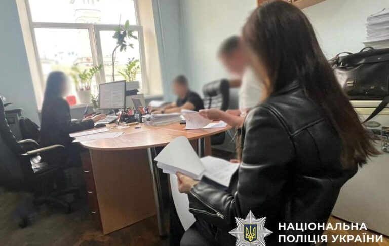 Судитимуть нотаріуса, яка з-за кордону через подругу вела бізнес в Україні