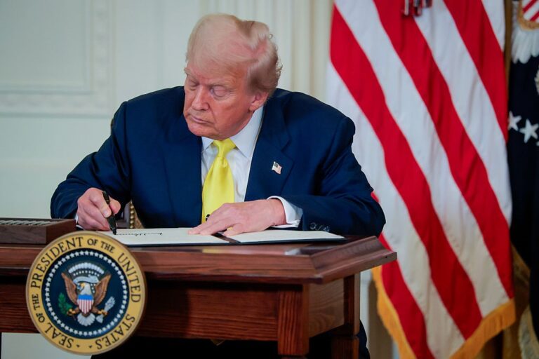 Трамп продовжив надзвичайний стан для протидії технологічному розвитку КНР