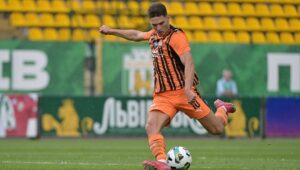 У матчі Шахтаря з Вересом ровенські фани поспівчували втраті батька гравцем