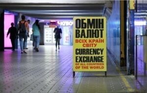 Долар пригальмував після чотириденного зростання