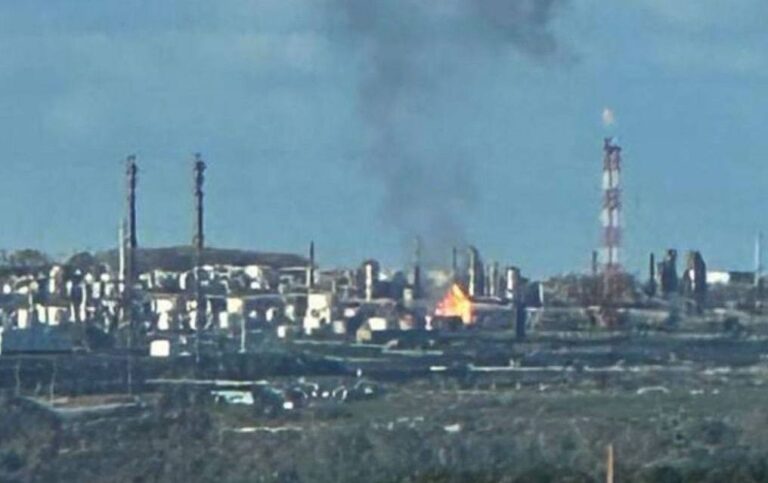 Дрони вдарили по НПЗ в російському місті