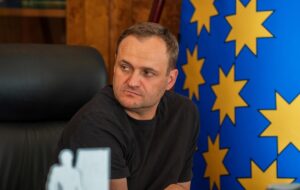 Кулеба анонсував захист прифронтових доріг протидроновими сітками