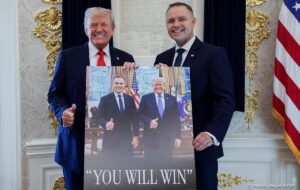 Навроцький показав подарунок, який отримав від Трампа