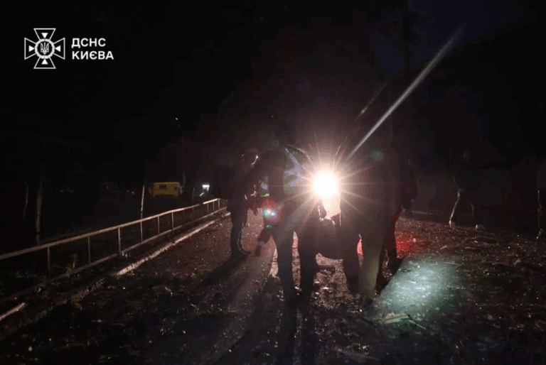 Обстріл Києва: патрульні показали перші хвилини після удару