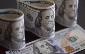 Росіянам пророкують використання доларів лише для розпалювання печей