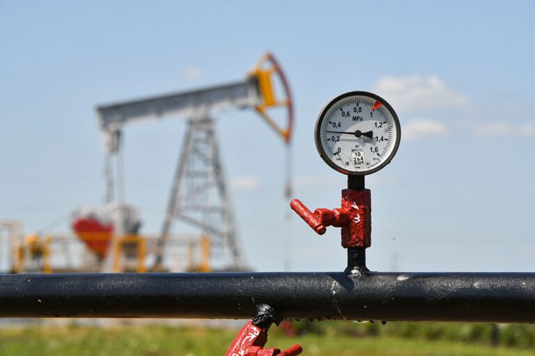 Росії довелося значно знизити ціну на нафту для Китаю й Індії – ЗМІ