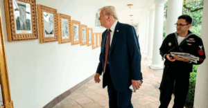 Трамп замінив портрет Байдена на фото апарата для автопідпису документів