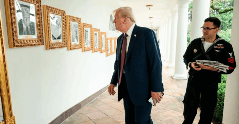 Трамп замінив портрет Байдена на фото апарата для автопідпису документів