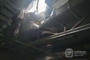 У Харкові дрон РФ влучив у дах магазину меблів, є поранені