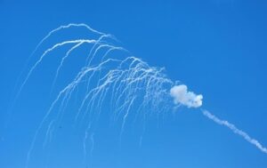 У Києві пролунали вибухи, працює ППО