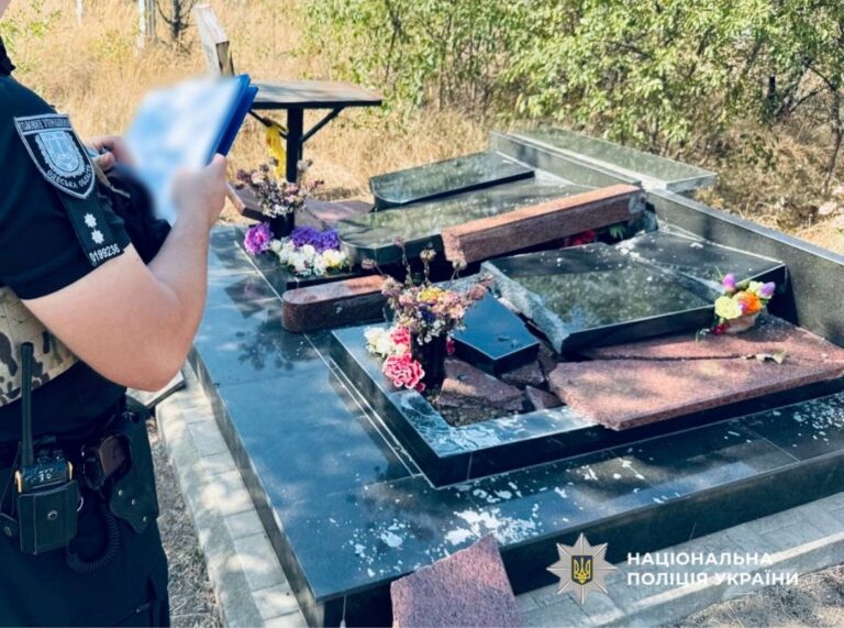В Одесі чоловік пошкодив майже 30 пам’ятників на кладовищі