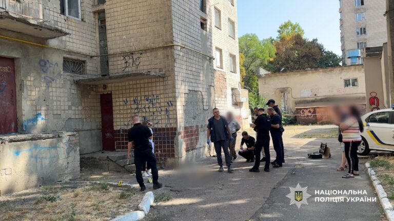 В Одесі затримали жінку, яка викинула з вікна новонароджену дитину