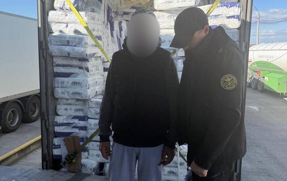 Новини України - Чоловік ховався в памперсах, щоб в'їхати в Україну
